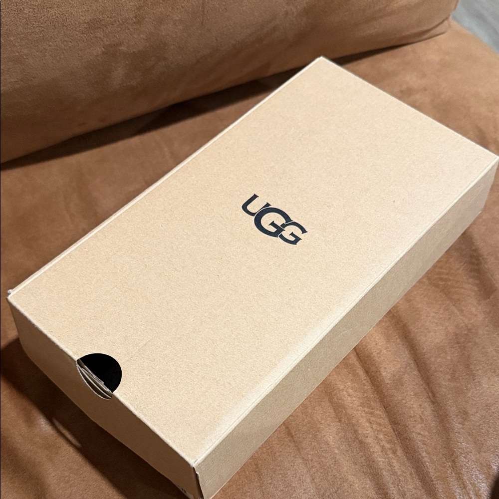 {preloved} Women’s UGG Black Leather Cross-Strap Slide Sandals - Picture 13 of 13